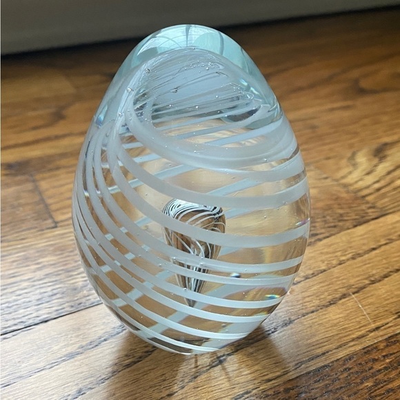 Art Glass Oval Paperweight with One Controlled Bubble Clear with White Swirls - Picture 7 of 11